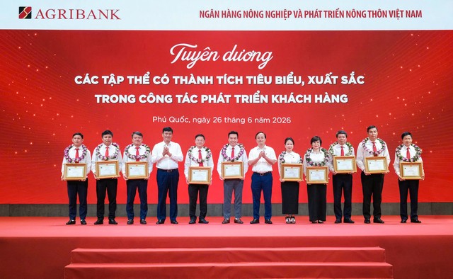 Ông Tô Huy Vũ ,Chủ tịch Hội đồng thành viên, Chủ tịch Hội đồng Thi đua - Khen thưởng Agribank và ông Phạm Toàn Vượng - Tổng Giám đốc, Phó Chủ tịch Hội đồng Thi đua - Khen thưởng Agribank trao Giấy khen cho 10 chi nhánh loại I đạt thành tích xuất sắc trong công tác phát triển khách hàng
