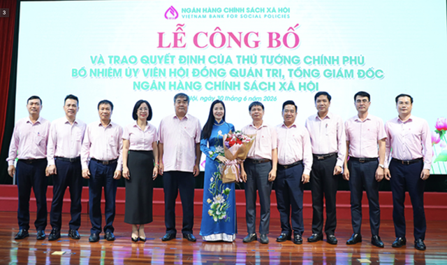 Ban lãnh đạo NHCSXH chúc mừng tân Tổng giám đốc NHCSXH Nguyễn Thị Hằng