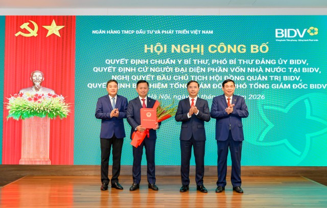 Thống đốc NHNN Phạm Đức Ấn, Phó Chủ nhiệm Ủy ban Kiểm tra Trung ương Đinh Hữu Thành và Chủ tịch HĐQT BIDV Phan Đức Tú trao Quyết định và tặng hoa chúc mừng ông Hoàng Việt Hùng nhận nhiệm vụ mới Thống đốc NHNN Phạm Đức Ấn, Phó Chủ nhiệm Ủy ban Kiểm tra Trung ương Đinh Hữu Thành và Chủ tịch HĐQT BIDV Phan Đức Tú trao Quyết định và tặng hoa chúc mừng ông Hoàng Việt Hùng nhận nhiệm vụ mới