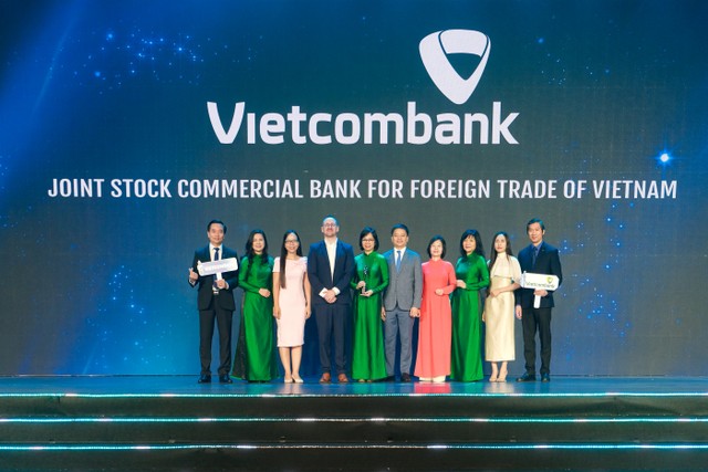 Đại diện HR Asia Magazine chụp ảnh lưu niệm cùng đại diện lãnh đạo các đơn vị Vietcombank tham dự sự kiện Đại diện HR Asia Magazine chụp ảnh lưu niệm cùng đại diện lãnh đạo các đơn vị Vietcombank tham dự sự kiện