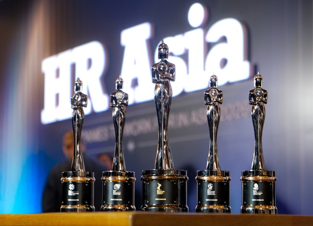 Những chiếc cúp danh giá - minh chứng cho cam kết bền vững của Vietcombank trong việc xây dựng môi trường làm việc lý tưởng và hạnh phúc cho cán bộ nhân viên Những chiếc cúp danh giá - minh chứng cho cam kết bền vững của Vietcombank trong việc xây dựng môi trường làm việc lý tưởng và hạnh phúc cho cán bộ nhân viên