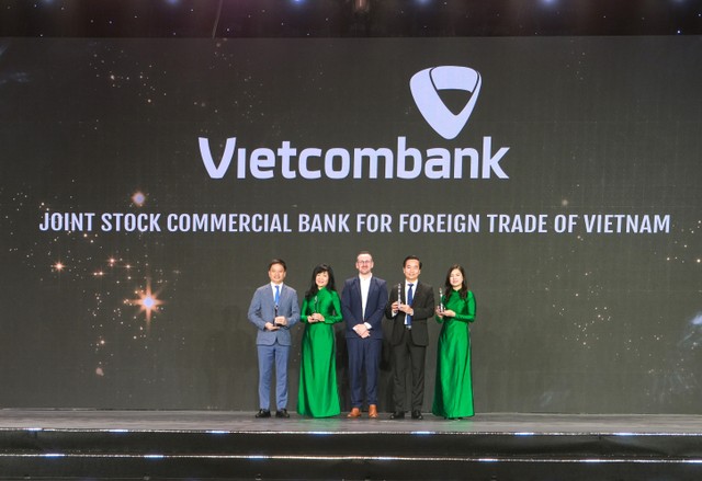 Đại diện lãnh đạo các đơn vị Vietcombank nhận 4 giải đặc biệt từ Ban Tổ chức Đại diện lãnh đạo các đơn vị Vietcombank nhận 4 giải đặc biệt từ Ban Tổ chức