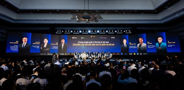 Đại diện các tổ chức trong nước và quốc tế tại phiên thảo luận “Từ kinh nghiệm quốc tế tới thực tế Việt Nam: Cân bằng giữa đổi mới sáng tạo và quản trị rủi ro”.