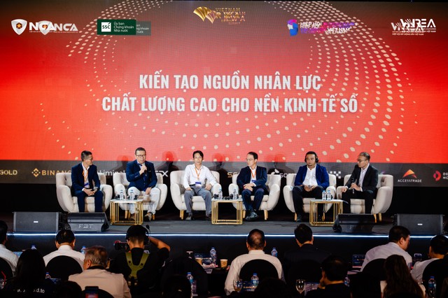 Đại diện chuyên gia, nhà trường và doanh nghiệp tại phiên “Kiến tạo nguồn nhân lực chất lượng cao cho nền kinh tế số”. Đại diện chuyên gia, nhà trường và doanh nghiệp tại phiên “Kiến tạo nguồn nhân lực chất lượng cao cho nền kinh tế số”.