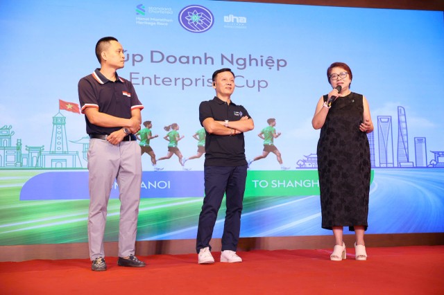 Bà Trịnh Như Quỳnh, Thành viên Ban Tổ chức Giải và Giám đốc Đối ngoại, Marketing và Thương hiệu, Ngân hàng Standard Chartered Việt Nam (bên phải) phát biểu tại Sự kiện Bà Trịnh Như Quỳnh, Thành viên Ban Tổ chức Giải và Giám đốc Đối ngoại, Marketing và Thương hiệu, Ngân hàng Standard Chartered Việt Nam (bên phải) phát biểu tại Sự kiện