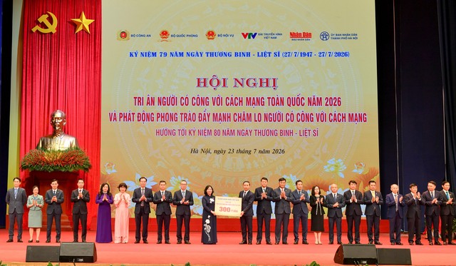 Ông Phạm Đức Ấn - Thống đốc NHNN cùng lãnh đạo các NHTM trao tặng số tiền 300 tỷ đồng ủng hộ phong trào đẩy mạnh chăm lo người có công với cách mạng. Ông Phạm Toàn Vượng - Tổng Giám đốc, đại diện Agribank (thứ 10 từ phải sang) vinh dự tham gia cùng đoàn đại biểu ngành Ngân hàng Ông Phạm Đức Ấn - Thống đốc NHNN cùng lãnh đạo các NHTM trao tặng số tiền 300 tỷ đồng ủng hộ phong trào đẩy mạnh chăm lo người có công với cách mạng. Ông Phạm Toàn Vượng - Tổng Giám đốc, đại diện Agribank (thứ 10 từ phải sang) vinh dự tham gia cùng đoàn đại biểu ngành Ngân hàng