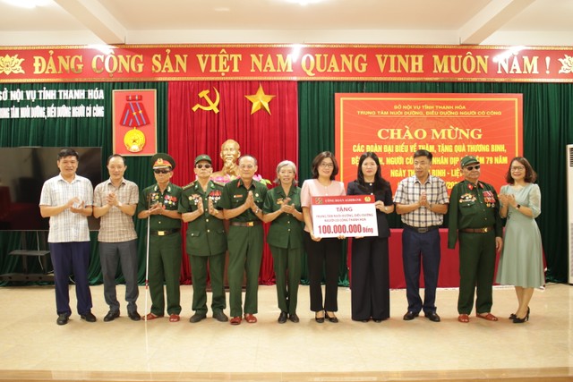 Bà Từ Thị Kim Thanh - Thành viên HĐTV, Chủ tịch Công đoàn Agribank trao tặng 50 triệu đồng cho Trung tâm điều dưỡng Thương binh Lạng Giang (Bắc Ninh) Bà Từ Thị Kim Thanh - Thành viên HĐTV, Chủ tịch Công đoàn Agribank trao tặng 50 triệu đồng cho Trung tâm điều dưỡng Thương binh Lạng Giang (Bắc Ninh)