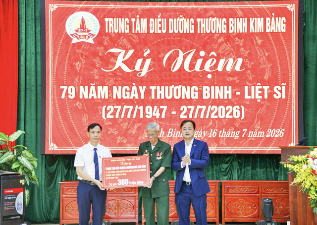 Ông Tô Huy Vũ - Bí thư Đảng uỷ, Chủ tịch HĐTV Agribank trao quà tới Trung tâm điều dưỡng thương binh Kim Bảng Ông Tô Huy Vũ - Bí thư Đảng uỷ, Chủ tịch HĐTV Agribank trao quà tới Trung tâm điều dưỡng thương binh Kim Bảng
