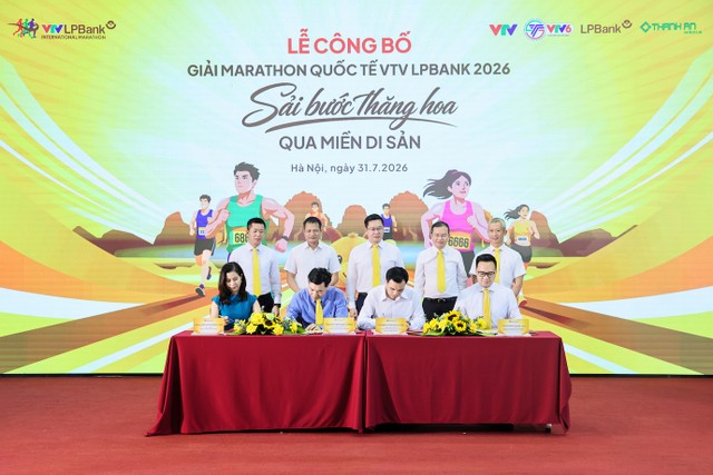 Đại diện VTV, UBND tỉnh Ninh Bình, Thành An Media và LPBank thực hiện nghi thức ký kết tổ chức Giải Marathon Quốc tế VTV LPBank 2026.