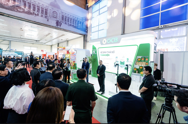 Ông Chris Shayan, Tổng Giám đốc OCB chia sẻ hoạt động chuyển đổi số của Ngân hàng trước Thống đốc NHNN Phạm Đức Ấn, lãnh đạo các bộ, ban, ngành Trung ương Ông Chris Shayan, Tổng Giám đốc OCB chia sẻ hoạt động chuyển đổi số của Ngân hàng trước Thống đốc NHNN Phạm Đức Ấn, lãnh đạo các bộ, ban, ngành Trung ương