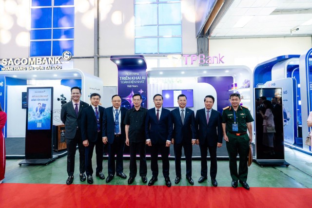 Thống đốc NHNN Phạm Đức Ấn và lãnh đạo các bộ, ban, ngành Trung ương chụp ảnh lưu niệm với Tổng giám đốc TPBank Nguyễn Hưng cùng các lãnh đạo chuyển đổi số của Ngân hàng. Thống đốc NHNN Phạm Đức Ấn và lãnh đạo các bộ, ban, ngành Trung ương chụp ảnh lưu niệm với Tổng giám đốc TPBank Nguyễn Hưng cùng các lãnh đạo chuyển đổi số của Ngân hàng.
