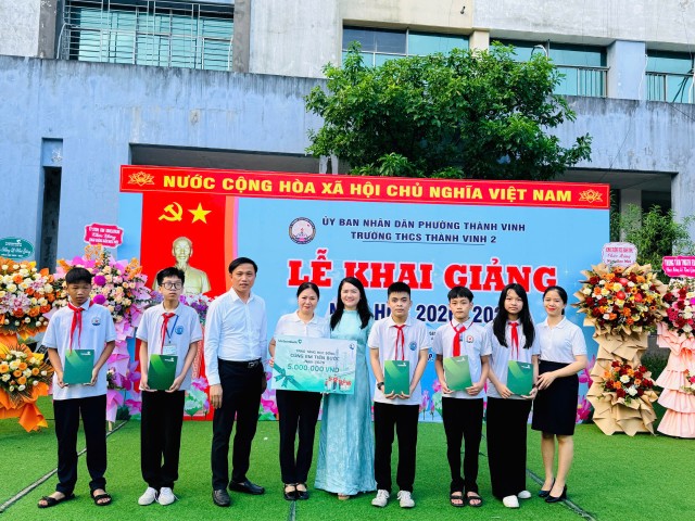 Trong ngày khai giảng năm học 2026-2027, các chi nhánh Vietcombank đã đồng loạt triển khai trao 7.350 suất học bổng “Cùng em tiến bước” tại 34 tỉnh, thành phố, với tổng trị giá 7,35 tỷ đồng
