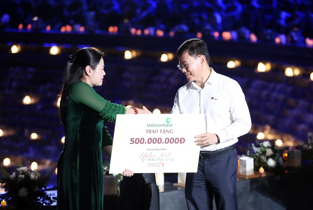 Đại diện Quỹ Tấm lòng Việt bắt tay cảm ơn ông Đặng Hoài Đức – Phó Tổng Giám đốc Vietcombank, đại diện cho Vietcombank trao tặng phần quà 500 triệu đồng của ngân hàng dành hỗ trợ các em nhỏ có hoàn cảnh khó khăn Đại diện Quỹ Tấm lòng Việt bắt tay cảm ơn ông Đặng Hoài Đức – Phó Tổng Giám đốc Vietcombank, đại diện cho Vietcombank trao tặng phần quà 500 triệu đồng của ngân hàng dành hỗ trợ các em nhỏ có hoàn cảnh khó khăn