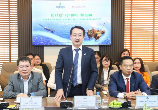 Về phía PVEP có ông Nguyễn Thiện Bảo - Thành viên Hội đồng thành viên, Tổng giám đốc (đứng) cùng các thành viên Ban lãnh đạo