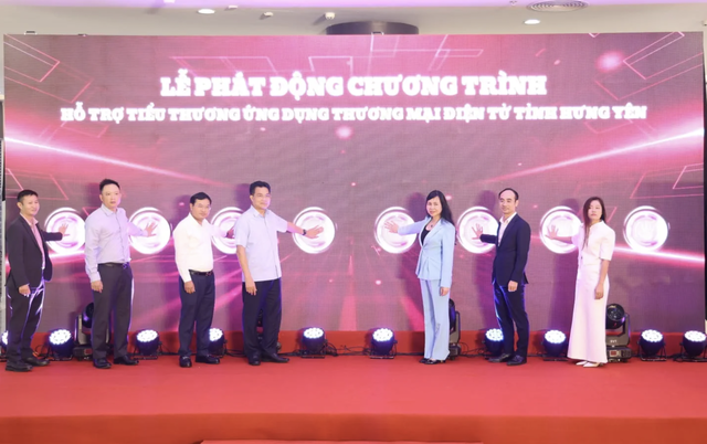 Các đại biểu bấm nút phát động Chương trình Hỗ trợ tiểu thương ứng dụng thương mại điện tử tại Hưng Yên (đại diện Vietcombank tham gia, ông Nguyễn Ngọc Dũng - Giám đốc Vietcombank Hưng Yên, đứng thứ 3 từ trái sang) Các đại biểu bấm nút phát động Chương trình Hỗ trợ tiểu thương ứng dụng thương mại điện tử tại Hưng Yên (đại diện Vietcombank tham gia, ông Nguyễn Ngọc Dũng - Giám đốc Vietcombank Hưng Yên, đứng thứ 3 từ trái sang)
