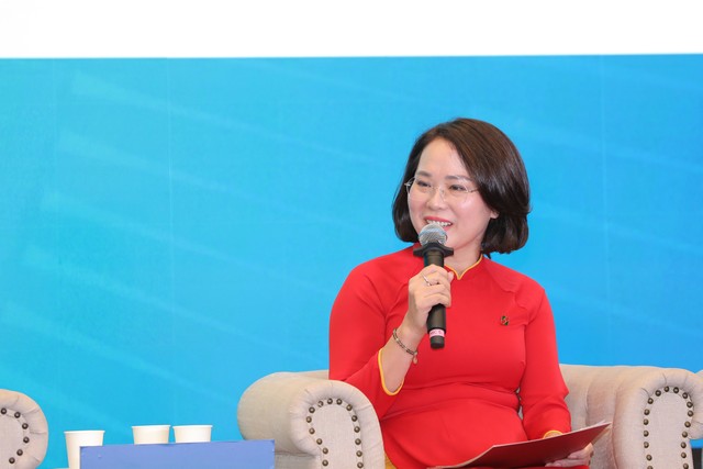 Bà Phạm Thị Thanh Yên, Phó Giám đốc Trung tâm Thẻ Agribank chia sẻ tại Hội thảo Bà Phạm Thị Thanh Yên, Phó Giám đốc Trung tâm Thẻ Agribank chia sẻ tại Hội thảo