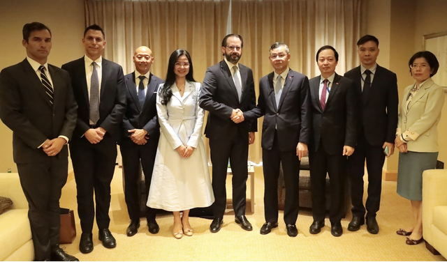Bộ trưởng Bộ Tài chính Ngô Văn Tuấn trong buổi làm việc với đại diện lãnh đạo Ngân hàng Standard Chartered Bộ trưởng Bộ Tài chính Ngô Văn Tuấn trong buổi làm việc với đại diện lãnh đạo Ngân hàng Standard Chartered
