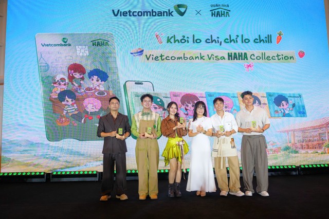 Bà Đoàn Hồng Nhung - Giám đốc Khối Bán lẻ Vietcombank (thứ 3 từ phải sang) đại diện ngân hàng tặng quà là 01 kỉ niệm chương tái hiện thiết kế thẻ vật lí Vietcombank Visa Haha Collection cho dàn nghệ sĩ Quán Nhà Haha tại họp báo Bà Đoàn Hồng Nhung - Giám đốc Khối Bán lẻ Vietcombank (thứ 3 từ phải sang) đại diện ngân hàng tặng quà là 01 kỉ niệm chương tái hiện thiết kế thẻ vật lí Vietcombank Visa Haha Collection cho dàn nghệ sĩ Quán Nhà Haha tại họp báo