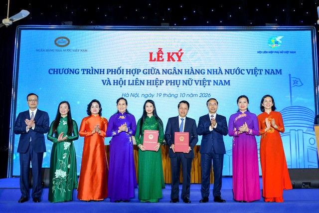Lễ ký kết được tổ chức trực tiếp kết hợp trực tuyến từ điểm cầu trung tâm NHNN đến 33 điểm cầu tại các tỉnh, thành phố. Lễ ký kết được tổ chức trực tiếp kết hợp trực tuyến từ điểm cầu trung tâm NHNN đến 33 điểm cầu tại các tỉnh, thành phố.