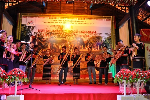 Hồn thiêng “đại ngàn” tái hiện trong nét điêu khắc gỗ Tây Nguyên ảnh 1