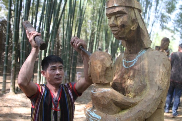 Hồn thiêng “đại ngàn” tái hiện trong nét điêu khắc gỗ Tây Nguyên ảnh 3