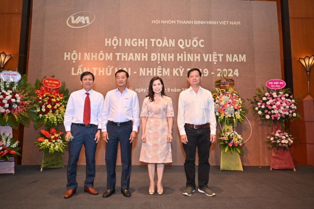 Ông Đoàn Văn Cường – Chủ tịch Công ty TNHH Nhôm Nam Sung; bà Trần Thị Thu Diệp – Chủ tịch Công ty cổ phần Nhôm Ngọc Diệp và ông Lê Xuân Nhựt – Chủ tịch Công ty TNHH Nhôm Tiến Đạt được bầu vào Ban Chấp hành Hiệp hội nhôm.