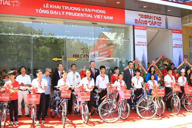 Prudential tài trợ 300 triệu đồng cho học sinh nghèo tại miền Trung ảnh 1
