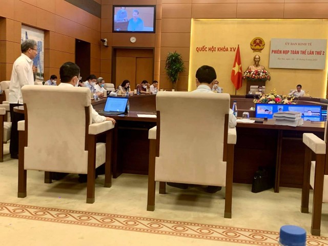 Ông Đỗ Văn Sinh đứng phát biểu