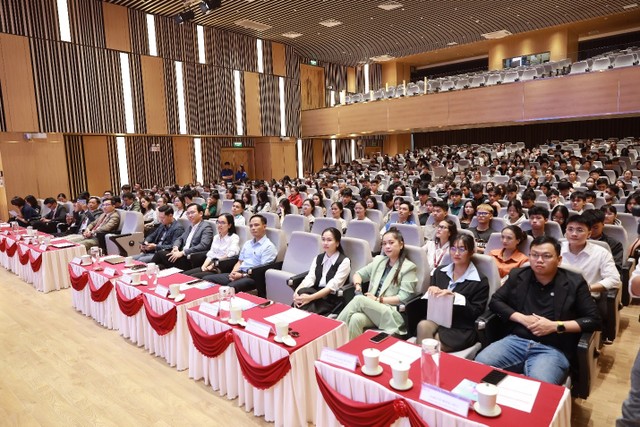 Hàng trăm sinh viên Đại học Duy Tân tham gia Unitour