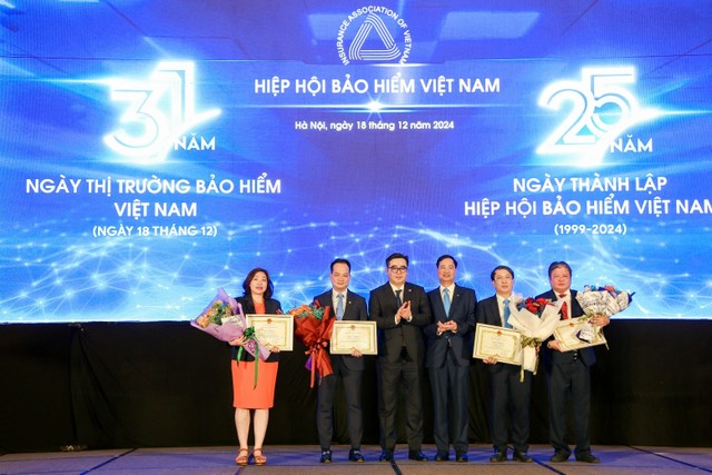 Lãnh đạo Cục Quản lý giám sát bảo hiểm (Bộ Tài chính) và Hiệp hội bảo hiểm Việt Nam trao bằng khen cho đại diện các doanh nghiệp có thành tích hoạt động xuất sắc