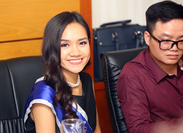 Hoa hậu, Á hậu và Top 10 Miss ASEAN Frendship 2017 giao lưu trực tuyến với độc giả Báo Đầu tư ảnh 23