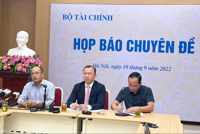 Ông Lê Công Điền (bên trái), Vụ trưởng Vụ giám sát công ty đại chúng, Ủy ban Chứng khoán Nhà nước, Bộ Tài chính trả lời báo chí chiều 19/9 (ảnh: M.Minh)