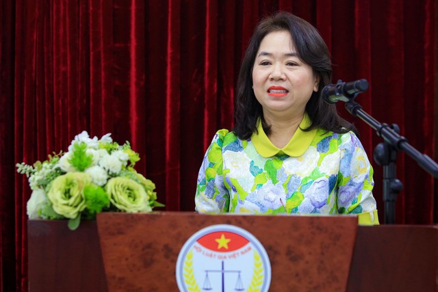 PGS.TS Nguyễn Thị Nga trình bày tham luận góp ý sửa đổi Luật Đất đai sáng 18/10 (Ảnh: Hữu Thắng)