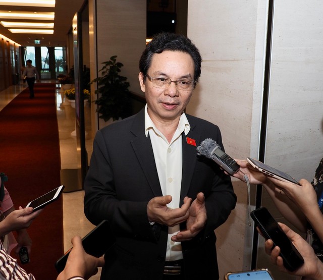 ĐBQH Hoàng Văn Cường trả lời phỏng vấn báo chí bên hành lang Quốc hội (ảnh: M.Minh)