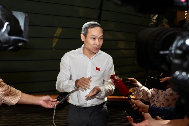 ĐBQH Phan Đức Hiếu trả lời báo chí ở hành lang Quốc hội sáng 1/11 (ảnh: M.Minh)