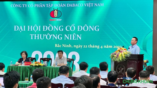 Chủ tịch DBC Nguyễn Như So trả lời chất vấn của cổ đông tại Đại hội cổ đông thường niên 2023 sáng 22/4 (Ảnh: M.Minh)