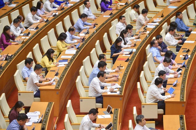 Các đại biểu Quốc hội thảo luận tại Hội trường chiều 31/5.