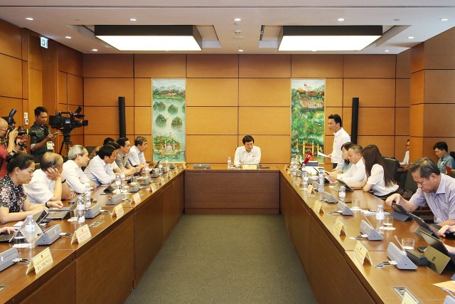 Các đại biểu Quốc hội tổ 10 thảo luận về dự thảo Luật Đất đai (sửa đổi) sáng 9/6