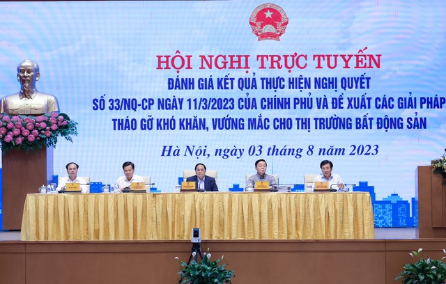 (Từ trái sáng) Thứ trưởng Bộ Xây dựng Nguyễn Văn Sinh, Phó Thủ tướng Lê Minh Khái, Thủ tướng Phạm Minh Chính, Phó Thủ tướng Trần Hồng Hà, Bộ trưởng - Chủ nhiệm Văn phòng Chính phủ Trần Văn Sơn (Ảnh: chinhphu.vn)