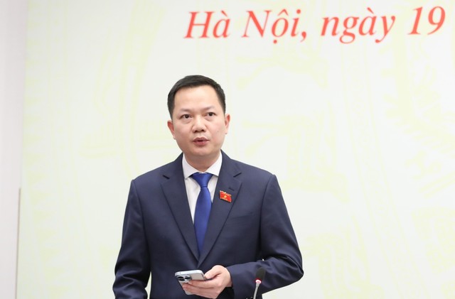 Đại biểu Quốc hội Trịnh Xuân An thông tin tại họp báo