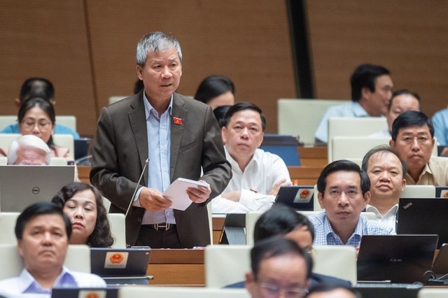 Đại biểu Nguyễn Anh Trí (đoàn TP. Hà Nội) tranh luận với Thống đốc Nguyễn Thị Hồng về gói tín dụng 120.000 tỷ đồng phát triển nhà ở xã hội