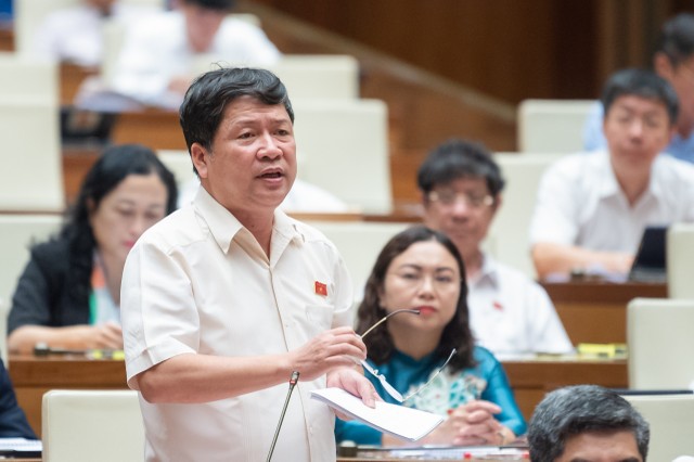 Đại biểu Tạ Văn Hạ (đoàn Quảng Nam) chất vấn về việc lấy vốn công mua lại tài sản tư