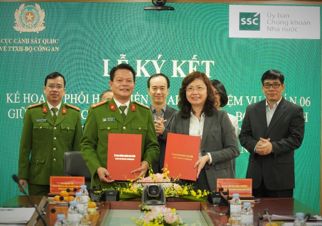 Chủ tịch UBCKNN Vũ Thị Chân Phương và Đại tá Vũ Văn Tấn trao Biên bản ký kết Chủ tịch UBCKNN Vũ Thị Chân Phương và Đại tá Vũ Văn Tấn trao Biên bản ký kết