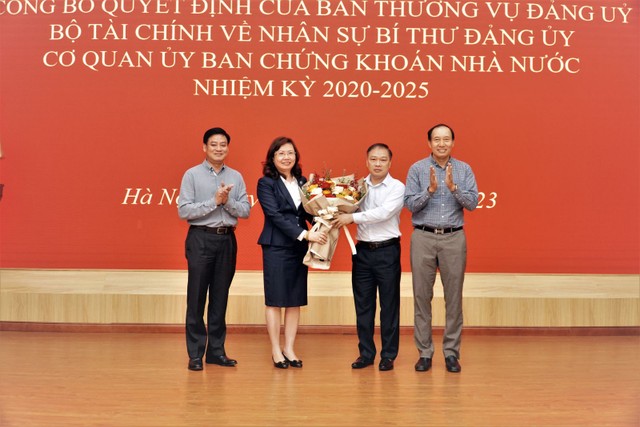 Các đại biểu tham dự Hội nghị tặng hoa chúc mừng tân Bí thư Đảng ủy cơ quan UBCKNN