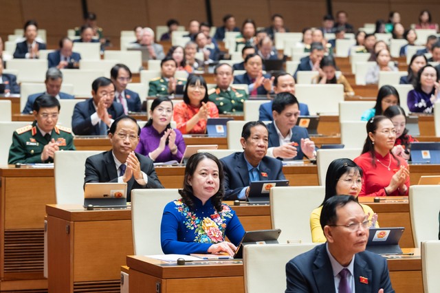 Các đại biểu Quốc hội thống nhất cao với quan điểm của Chủ tịch Quốc hội tại phiên bế mạc Kỳ họp thứ 6 Quốc hội khoá XV sáng 29/11