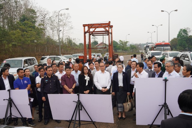 Các đại biểu tham gia chuyến thực địa khu kinh tế thương mại Lao Bảo (Quảng Trị) và khu kinh tế thương mại Densavan (Lào) sáng 15/3 Các đại biểu tham gia chuyến thực địa khu kinh tế thương mại Lao Bảo (Quảng Trị) và khu kinh tế thương mại Densavan (Lào) sáng 15/3