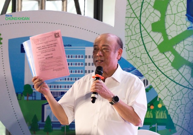 Ông Nguyễn Văn Thời, Chủ tịch HĐQT TNG biểu quyết tại đại hội