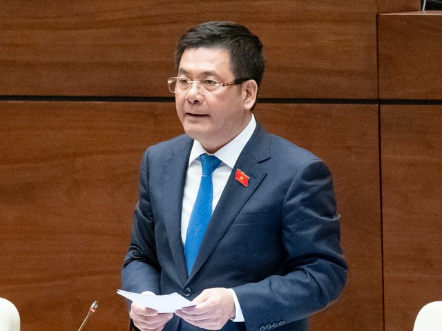 Bộ trưởng Bộ Công thương Nguyễn Hồng Diên trả lời chất vấn trước Quốc hội chiều 4/6
