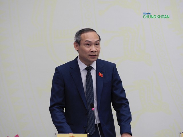 Ông Phan Đức Hiếu, Ủy viên Thường trực Ủy ban Kinh tế của Quốc hội trả lời tại họp báo (Ảnh: M. Minh)