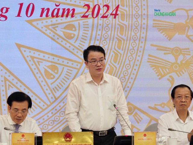 Thứ trưởng Bộ Kế hoạch và Đầu tư Trần Quốc Phương trao đổi tại buổi họp báo (Ảnh: M.M)